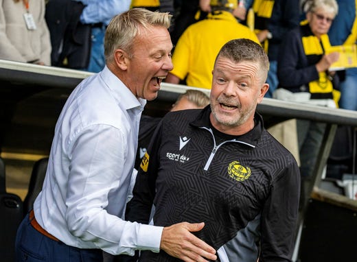 Roberth Björknesjö skämtar med Mjällbys tränare Anders Torstensson inför mötet mellan lagen i Hällevik.