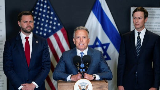 USA:s särskilda sändebud Steve Witkoff med vicepresident JD Vance till vänster och presidentens svärson Jared Kushner till höger.