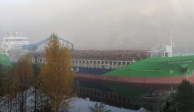 Norskt fartyg fast under Svinesundsbron