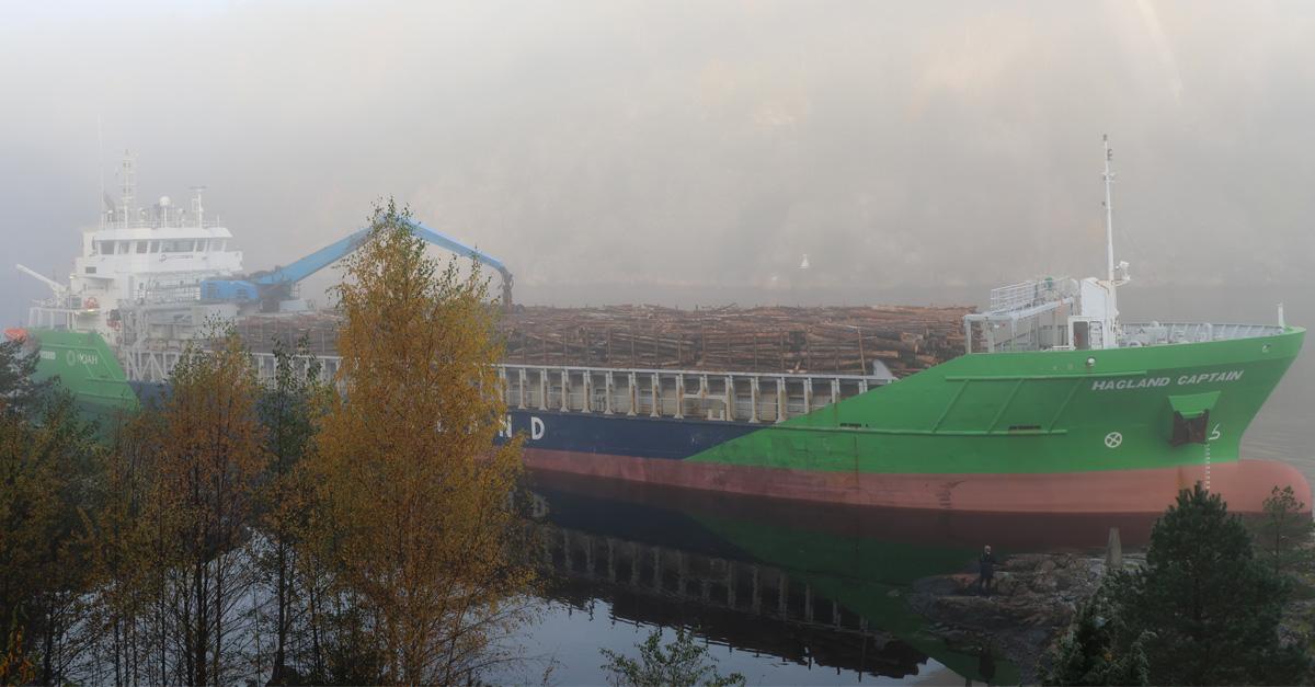 Norskt fartyg fast under Svinesundsbron