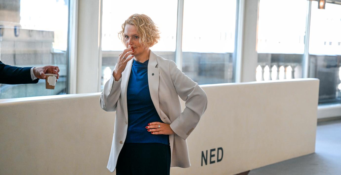 Centerns röda linje mot V nära att luckras upp