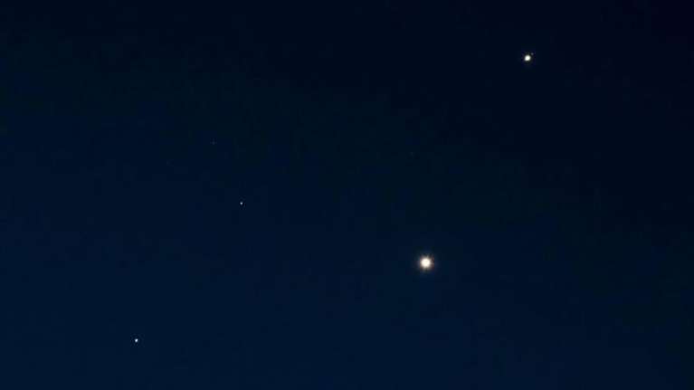 Venus har det starkaste ljuset. Ovanom Venus strålar Jupiter.  Mars ligger snett nere till vänster.