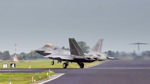 Nato har ännu inte publicerat några bilder från årets kärnvapenövning Steadfast Noon. Den här bilden kommer från övningen 2022 och föreställer ett amerikanskt F-22 Raptor på Leeuwardens flygbas i Nederländerna.