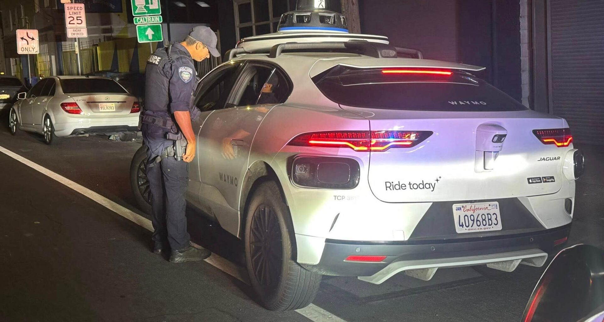 Polis kunde inte dela ut
böter – bilen var förarlös