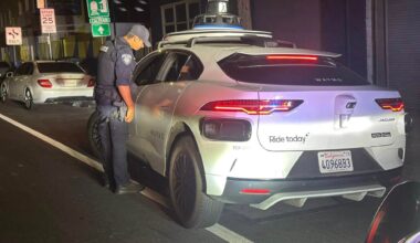 Polis kunde inte dela ut
böter – bilen var förarlös