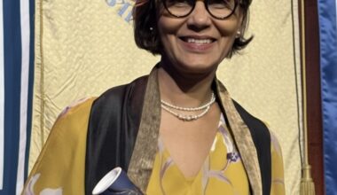 Gita Mishra AO efter att ha tagit emot sin hedersdoktorstitel vid Stockholms universitet.