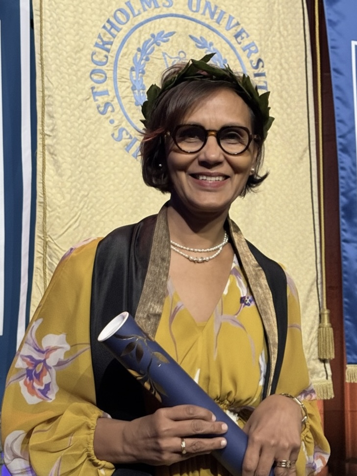 Gita Mishra AO efter att ha tagit emot sin hedersdoktorstitel vid Stockholms universitet.