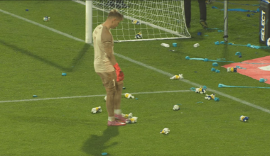 Udda scener mellan Bröndby och Fredericia i Danmark – kastar in nallar | Fotboll