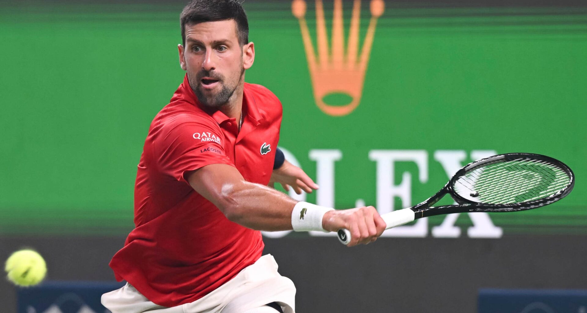 Novak Djokovic historisk trots problem i värmen i Shanghai