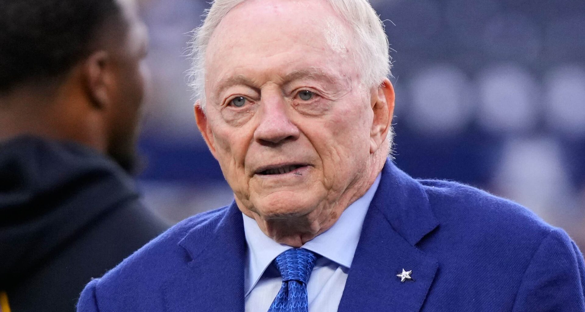 Jerry Jones krävs på 2,3 miljoner efter gest på läktaren