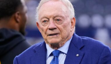 Jerry Jones krävs på 2,3 miljoner efter gest på läktaren