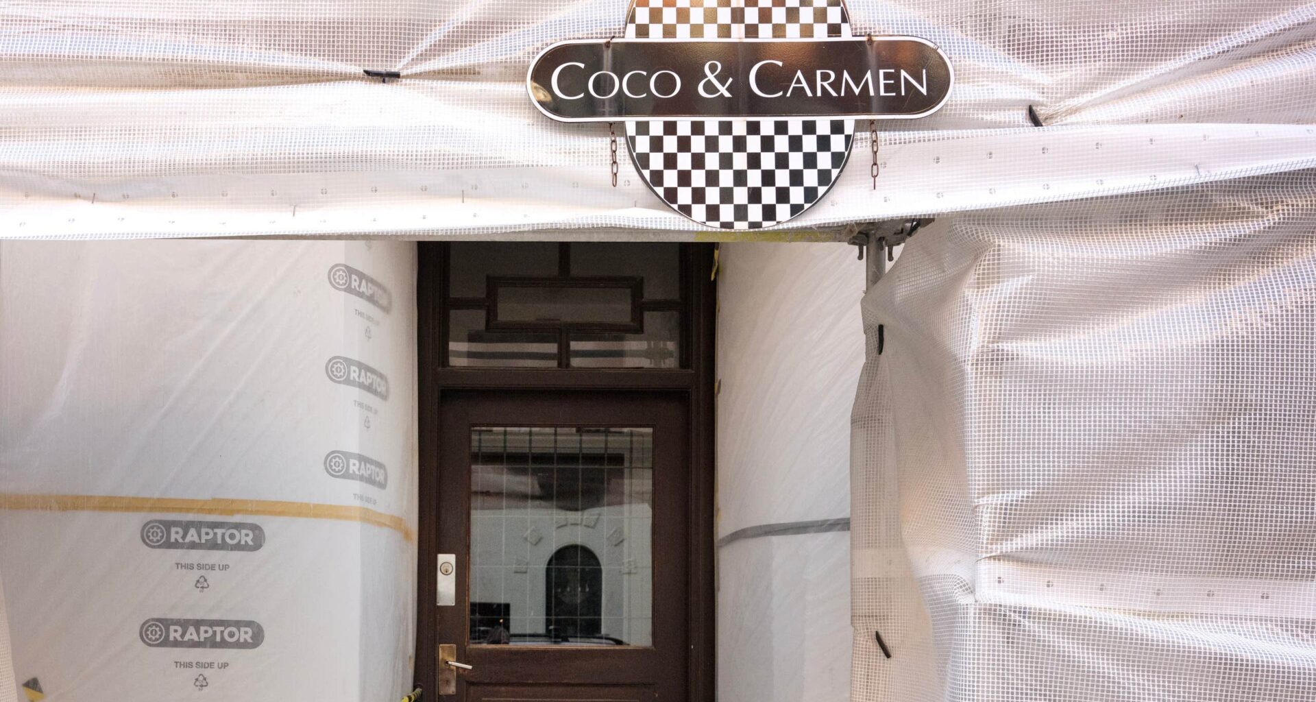 Coco & Carmen skjuter upp öppningen – igen