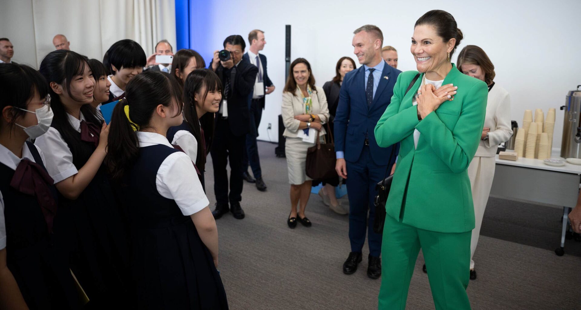 Kronprinsessan Victoria är i Japan – överraskades av barnen