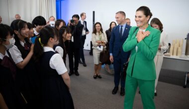 Kronprinsessan Victoria är i Japan – överraskades av barnen