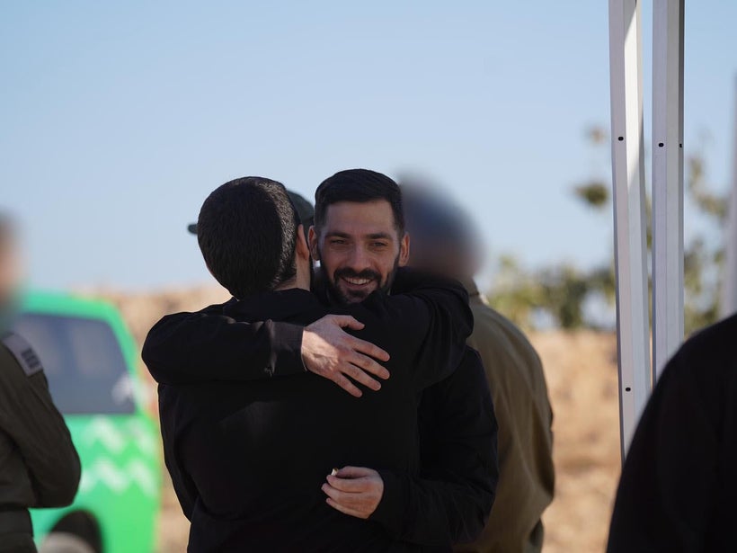 Första bildena av den släppta gisslan publicerades av israeliska försvarsmakten på måndagsförmiddagen.