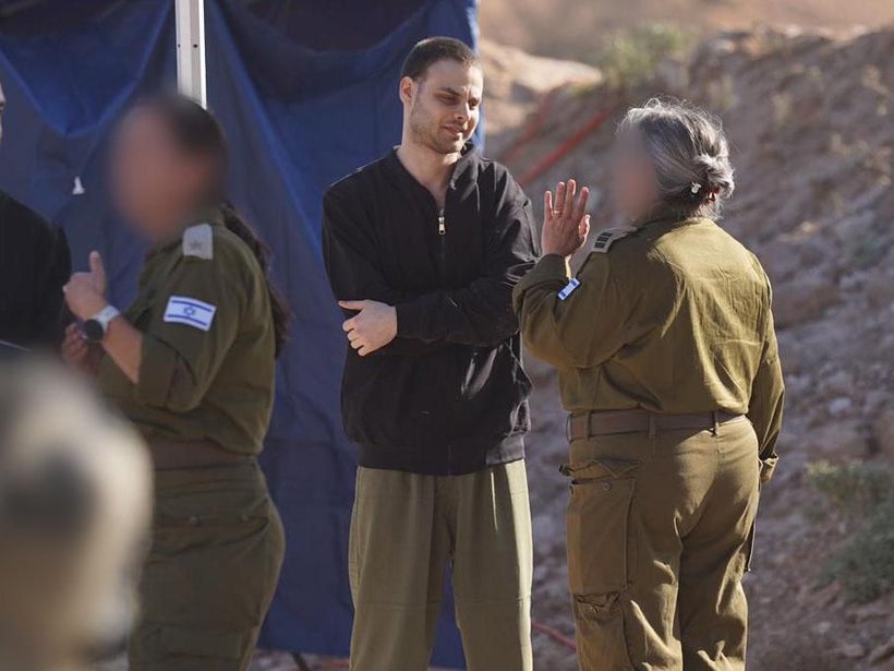 Första bildena av den släppta gisslan publicerades av israeliska försvarsmakten på måndagsförmiddagen.