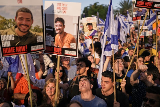 Israeler följer Hamas frigivning av gisslan i Gaza via storbildsskärm i Tel Aviv.
