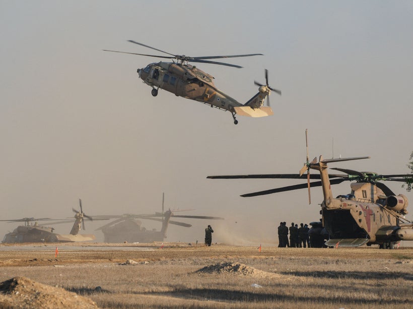 Israeliska militärhelikoptrar står redo att transportera gisslan till sjukhus.
