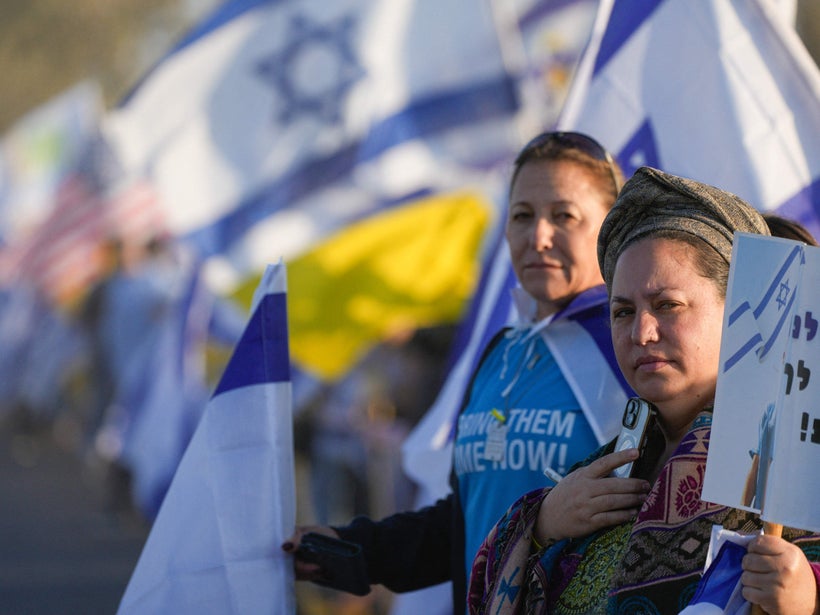 Hundratals israeler har samlats utanför Reim militärbas nära gränsen till Gaza i södra Israel för att välkomna de gisslan som snart anländer. 