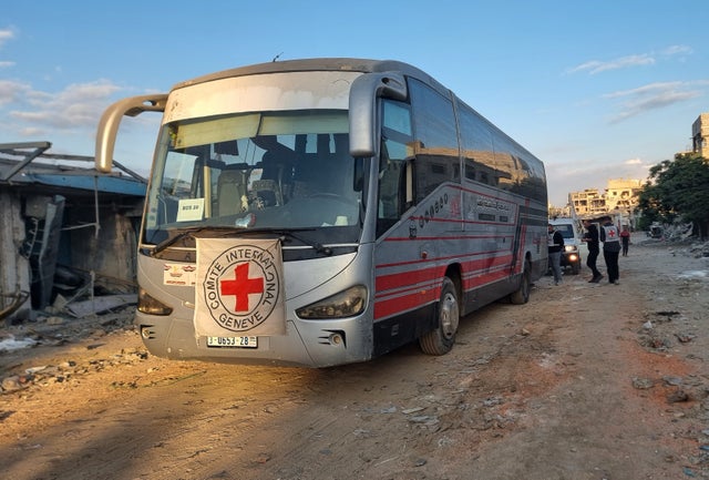 Bussar från Röda Korset är redo i Khan Yunis i Gaza, inför den väntade frigivningen av palestinier som hållits fängslade i Israel.