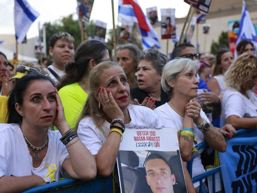 Israelerna har samlats omkring hela landet för att ta emot de sista överlevande ur gisslan som släpps från Hamas fångenskap på måndag morgon.