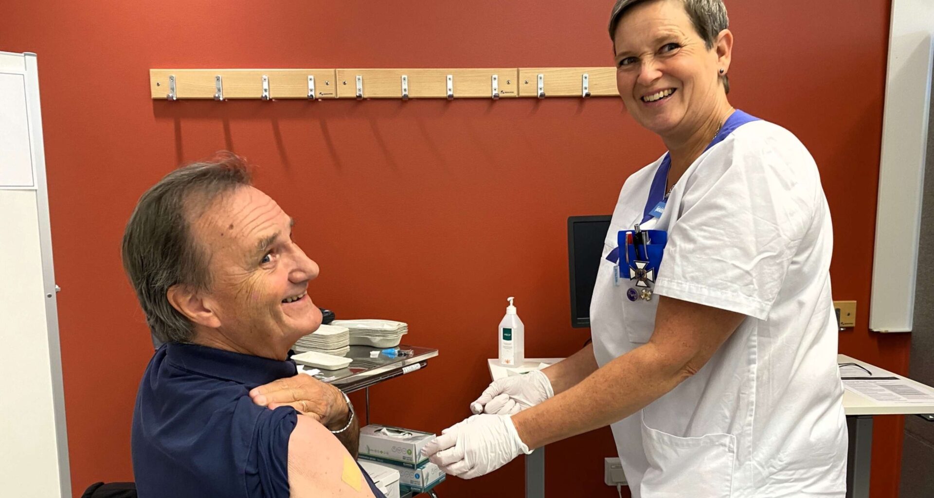 Nu startar årets vaccinering mot influensa och covid-19 – Olle, 74, först ut - VF