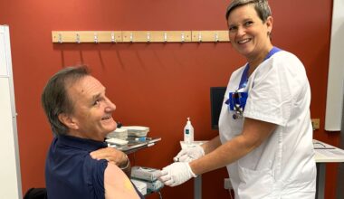 Nu startar årets vaccinering mot influensa och covid-19 – Olle, 74, först ut - VF