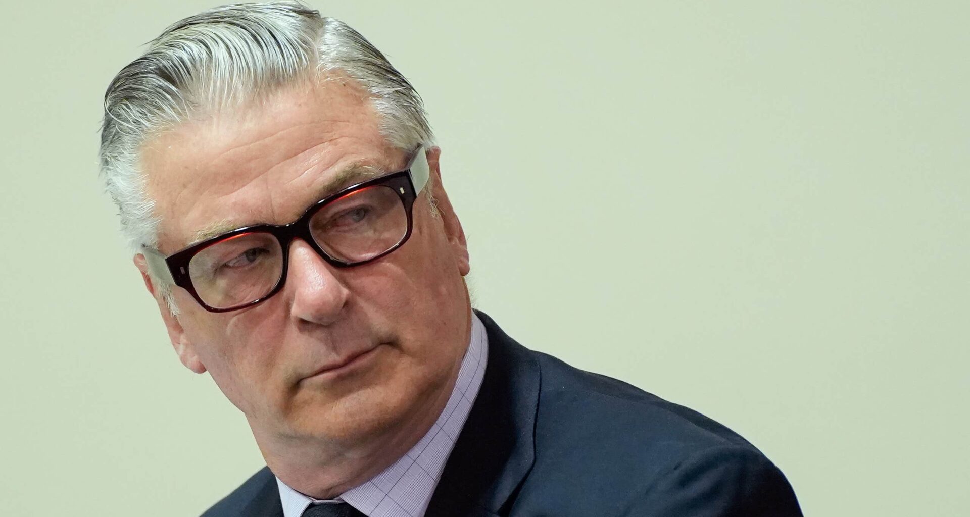 Alec Baldwin i bilkrasch – krockade med träd