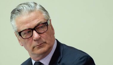 Alec Baldwin i bilkrasch – krockade med träd