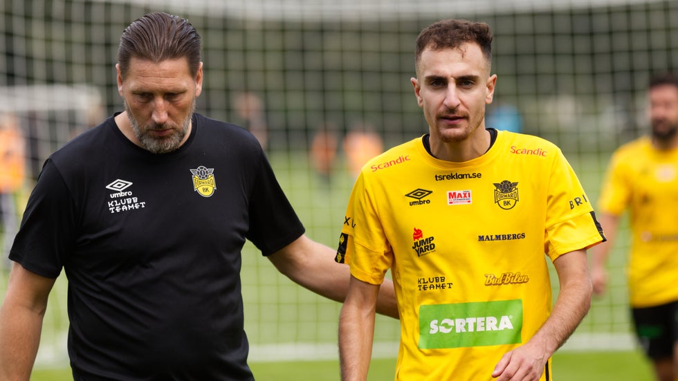 Dennis Fransson och Eliyo Türkan lämnar planen efter 2–2-matchen mot Syrianska FC i september. 