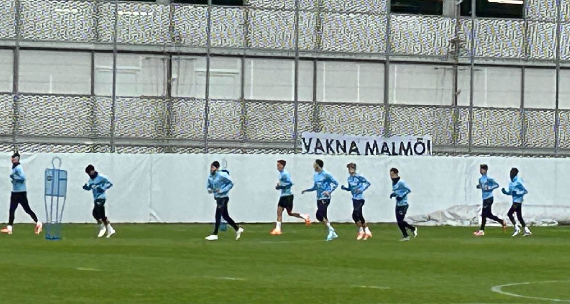 Banderoll på MFF:s träning inför matchen mot Norrköping