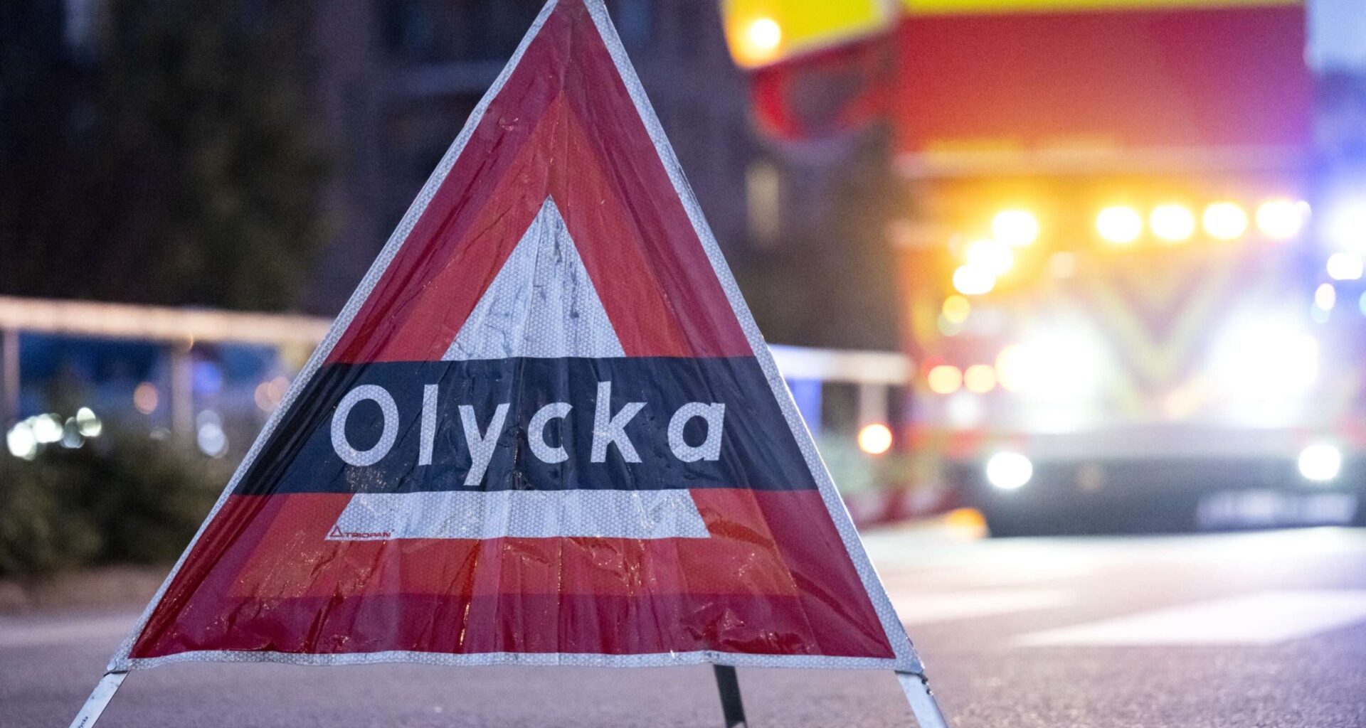 Buss kolliderade med bil och frontalkrock på mindre väg – två förda till sjukhus - sla.se