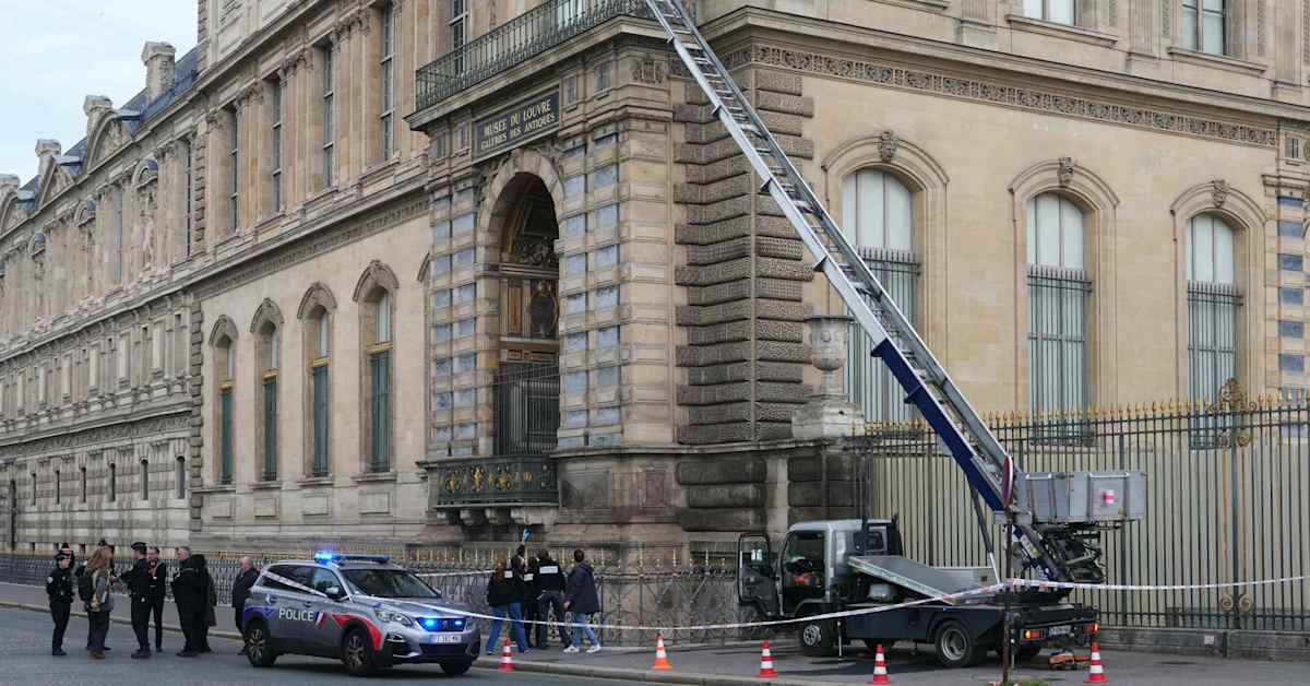 Rån i världskända Louvren-museet – ”ovärderliga juveler” stals med hjälp av motorsåg | Utrikes