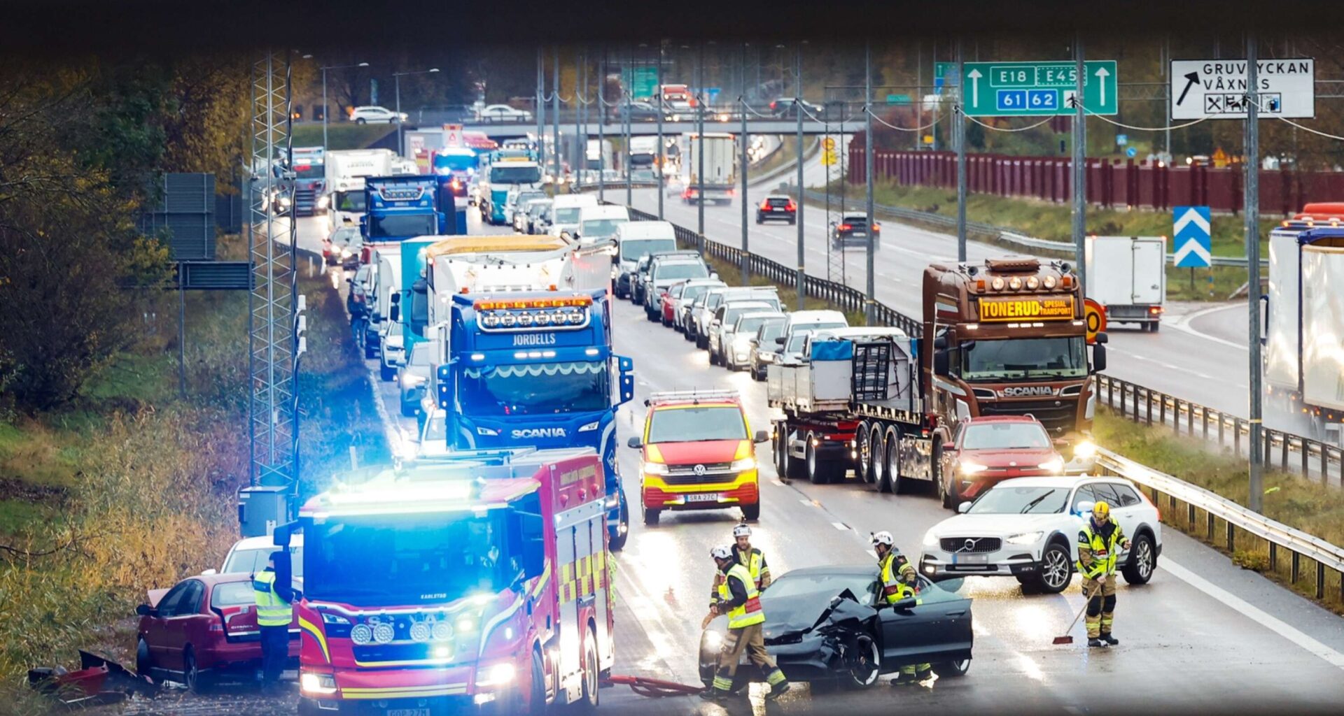 Totalstopp rådde på E18 i Karlstad efter olycka – tre ambulanser larmades - NWT