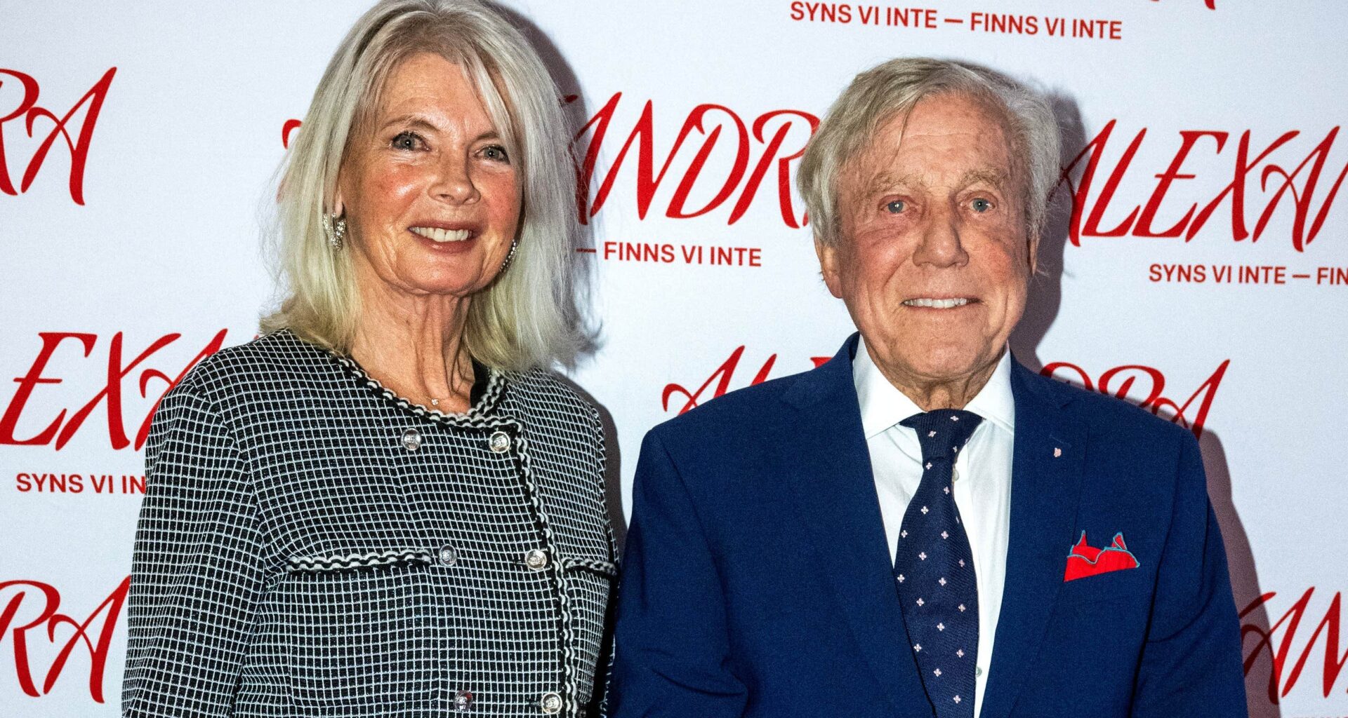 Aje Philipsson visar upp nya kärleken Gisela Warbert