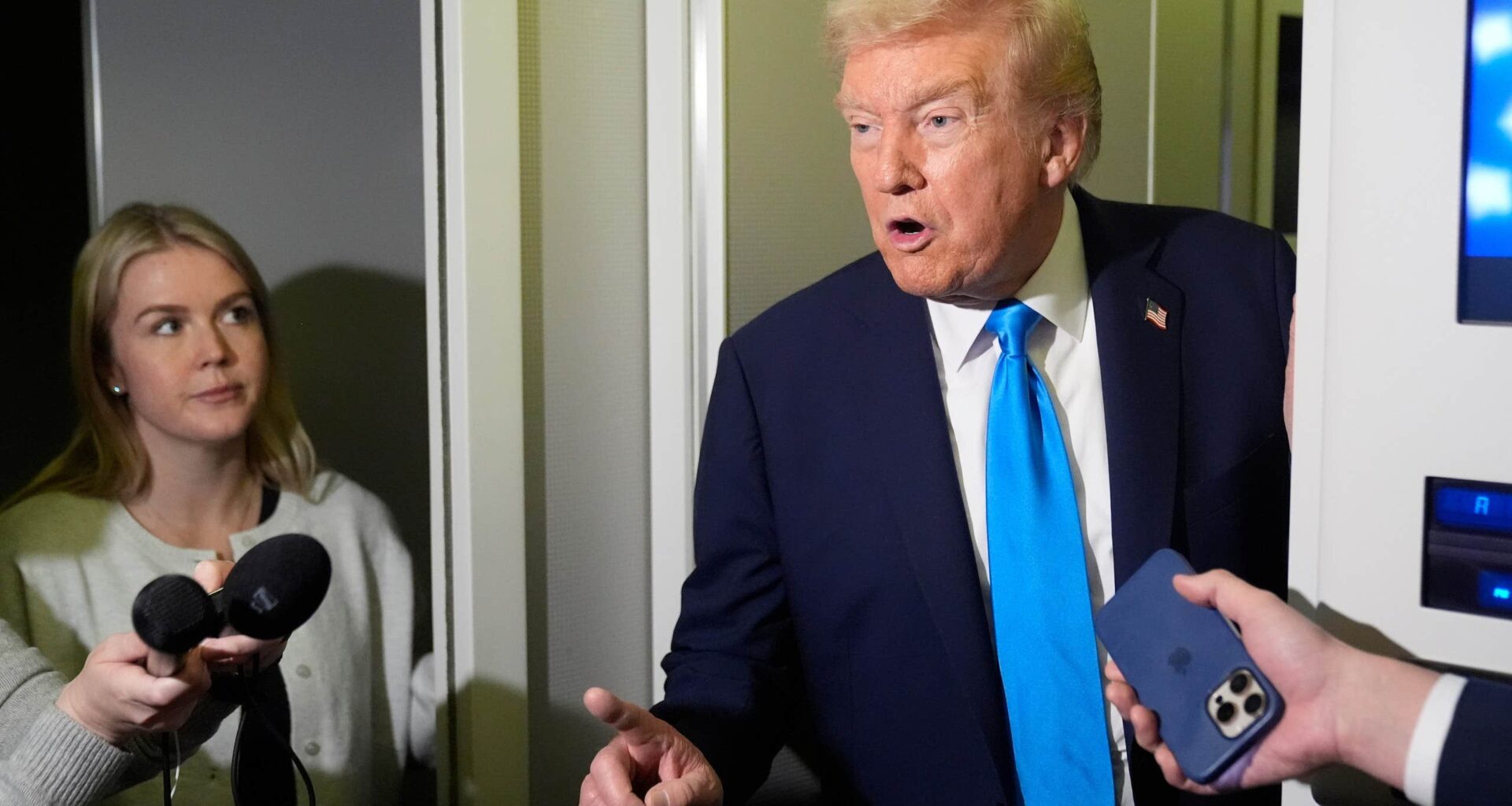 Donald Trump straffar Kanade för reklamfilm med Reagan