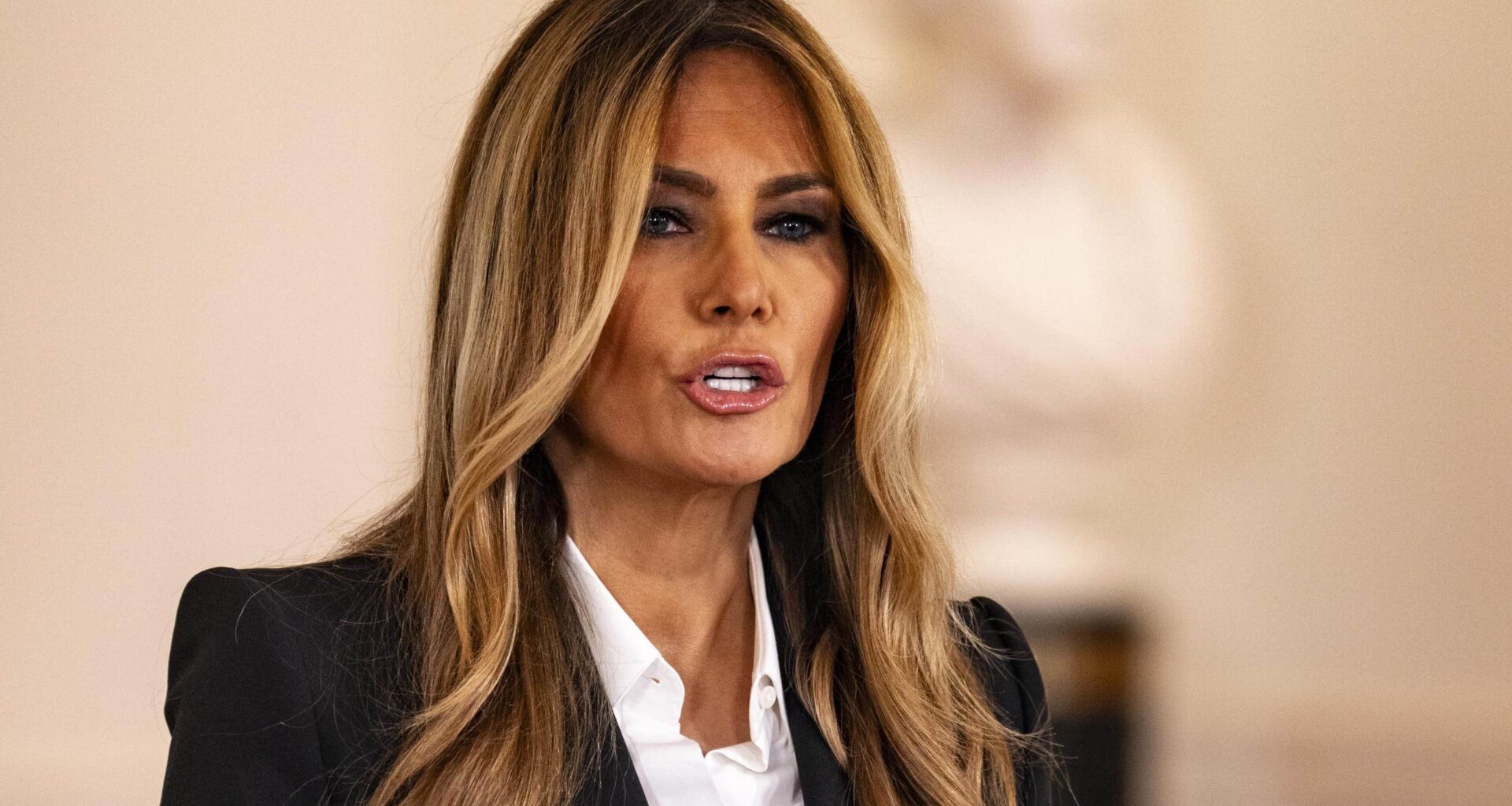Melania tar avstånd från Trumps gyllene balsal