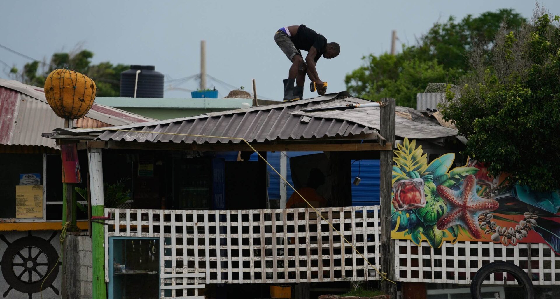 Megaorkanen Melissa närmar sig Jamaica – tusentals evakueras