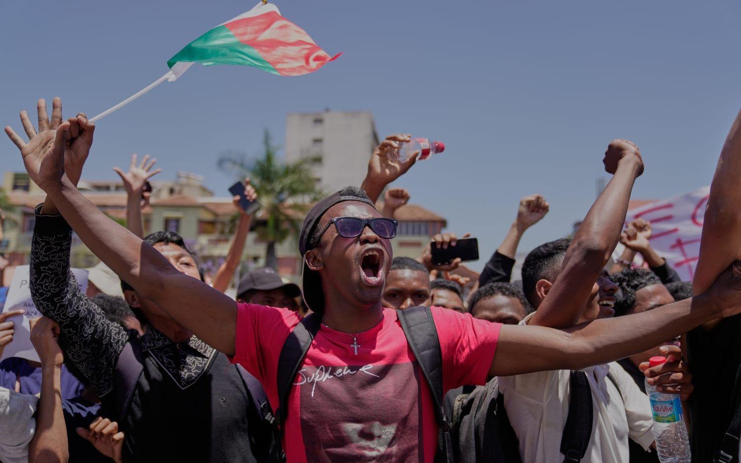 Demonstranter protesterar mot president Andry Rajoelina på gatorna i Madagaskars huvudstad Antananarivo på tisdagen.