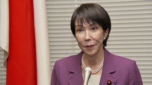 Sanae Takaichi under en presskonferens för några dagar sedan.