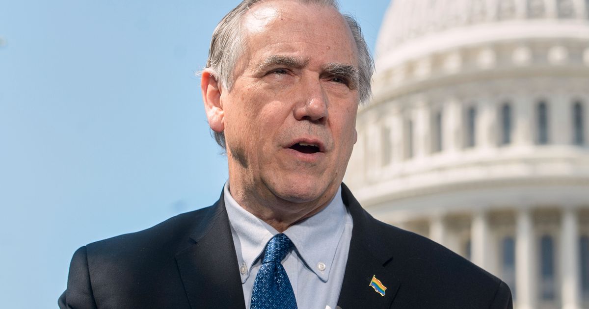 Senator i nytt maratontal i protest mot Trump