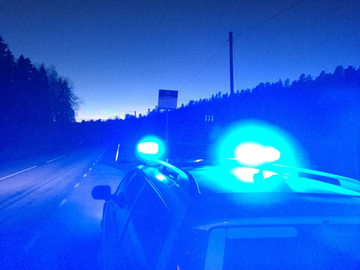 BILIST KÖRDE IN I TRÄD INATT
