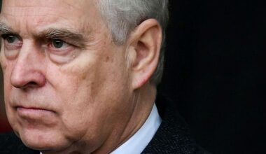 Prins Andrew avsäger sig kungliga titlar