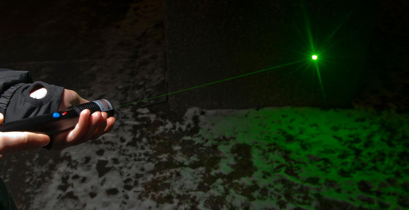 Ungdomar riktade laser mot poliser i Uppsala