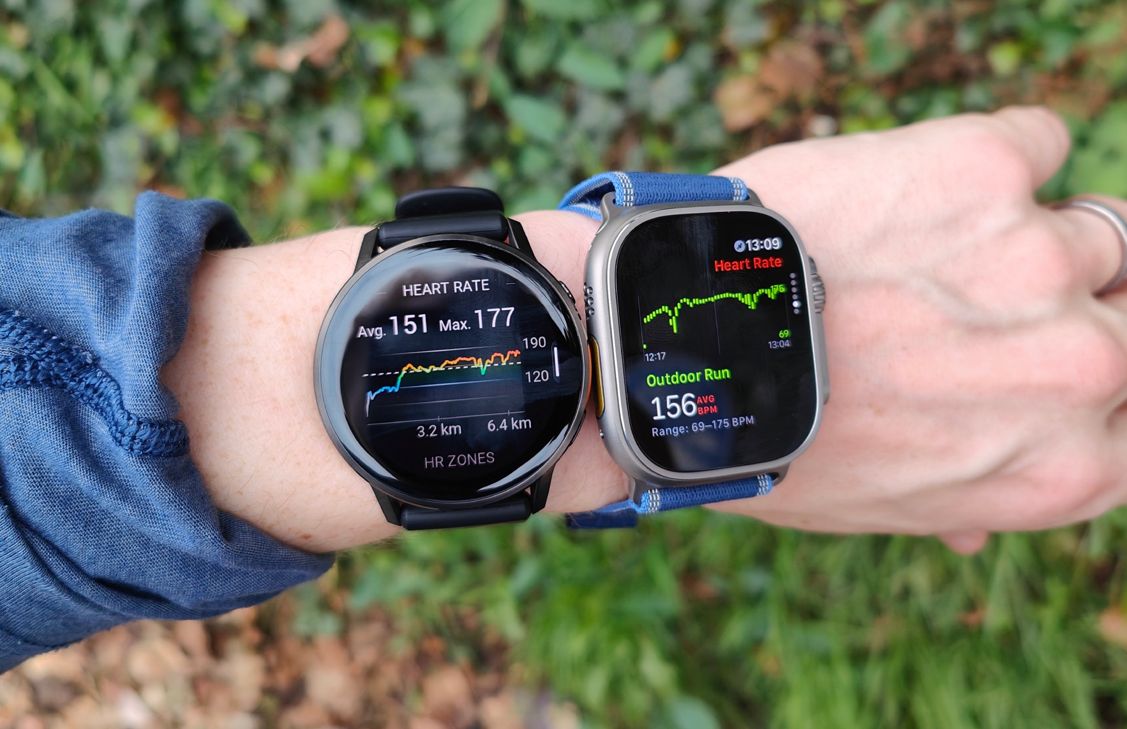 Apple Watch Ultra 3 och Garmin Venu 4 runt samma handled utomhus.