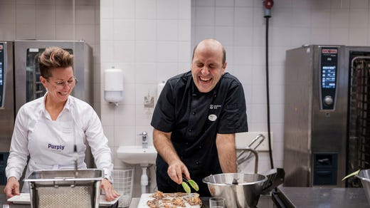 Lövgärdesskolan har under en tid haft sillfärs i flera rätter. ”Sill är en fet fisk som det finns gott om, den är inte lika dyr eller svår att få tag på som lax”, säger köksmästare Irfan Naprelac.