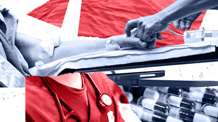 Kollagebild, en läkare griper en patients hand, läkaren har stetoskop runt halsen. 