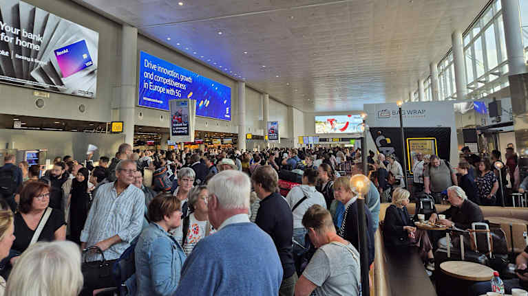 Långa köer på flygplasten i Bryssel. 