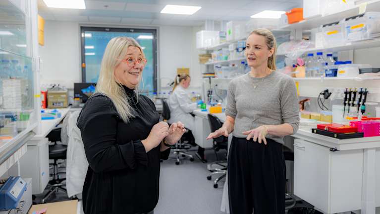 två kvinnor pratar med varandra.