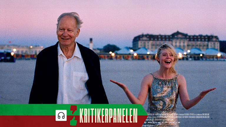 två glada personer på en strand